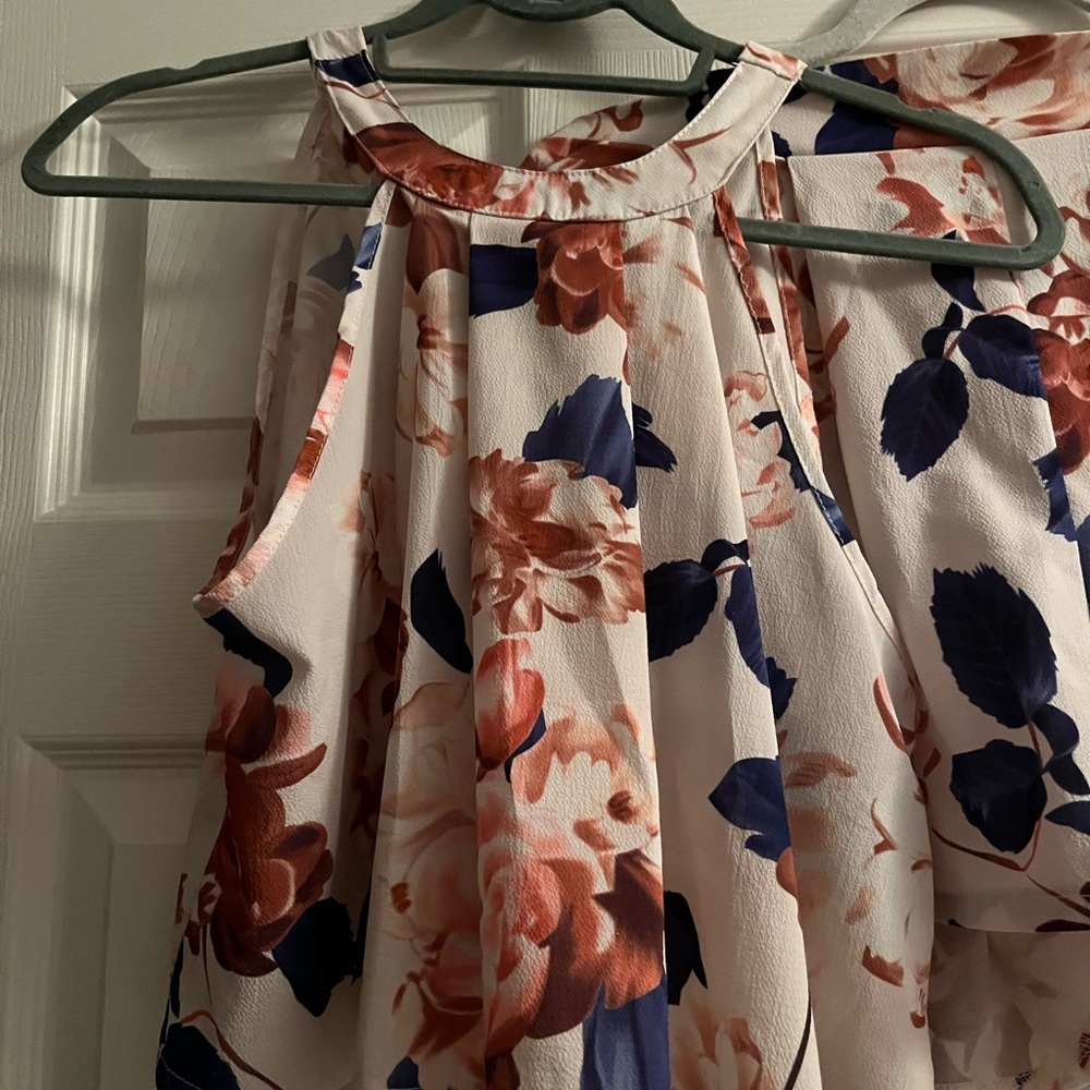 Size M. A two-piece set floral design. The fabric is light and airy.